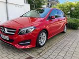 Mercedes-Benz B220 - Mercedes-Benz 220 mit Benzin-Antrieb