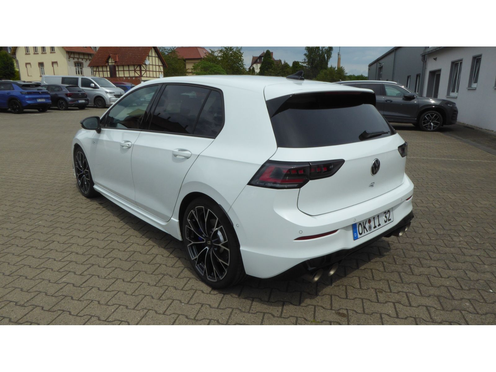 Volkswagen Golf VIII R 2.0 TSI DSG LED DCC R-PERFORMANCE foto 4