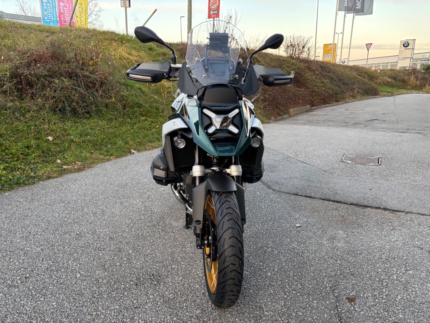 Fahrzeugabbildung BMW R 1300 GS Option 719 Doppelschalldämpfer Adaptiv