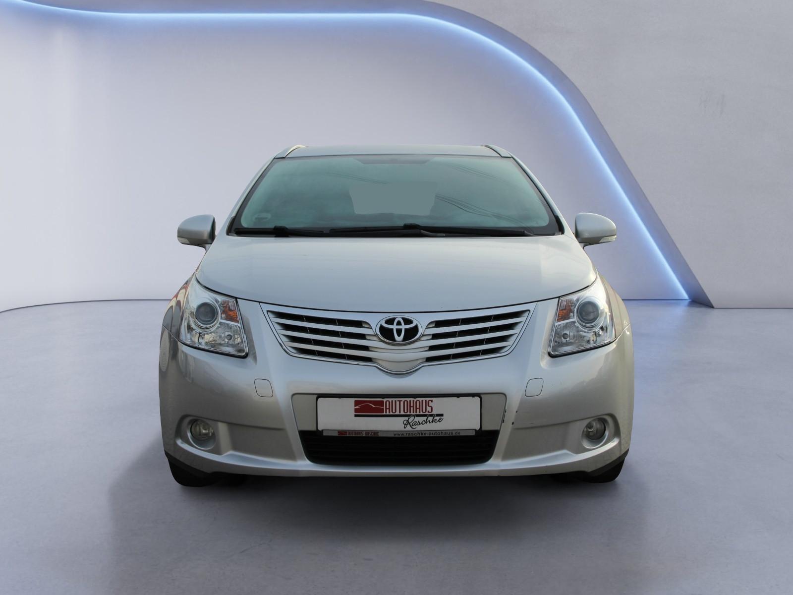 Toyota Avensis 2010 — rear view
