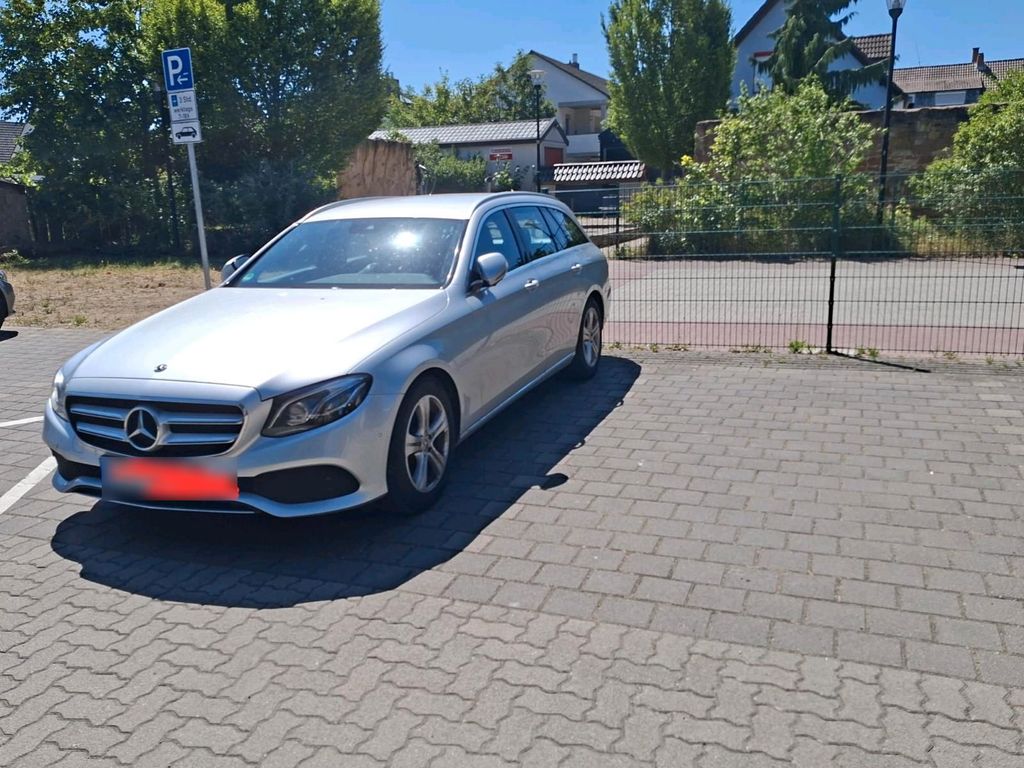 Image of Mercedes-Benz E 220