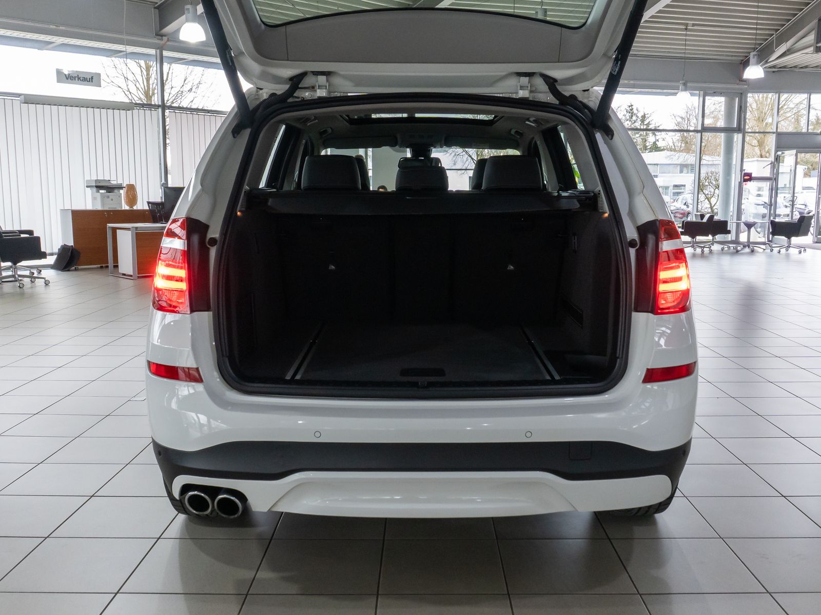 Fahrzeugabbildung BMW X3 xD30d Panorama HUD HiFi Xenon PDC Sport Leder