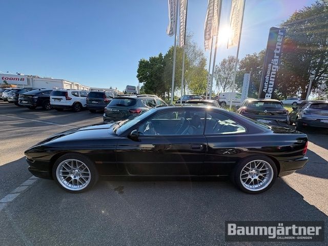 Fahrzeugabbildung BMW 850 CSi V12 M-Paket 6-Gang-Schalter Schiebedach