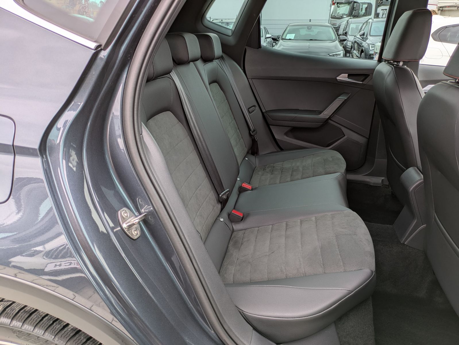 Fahrzeugabbildung SEAT Arona 1.5 TSI FR DSG AHK*ACC*LED*APP*DAB*KAMERA