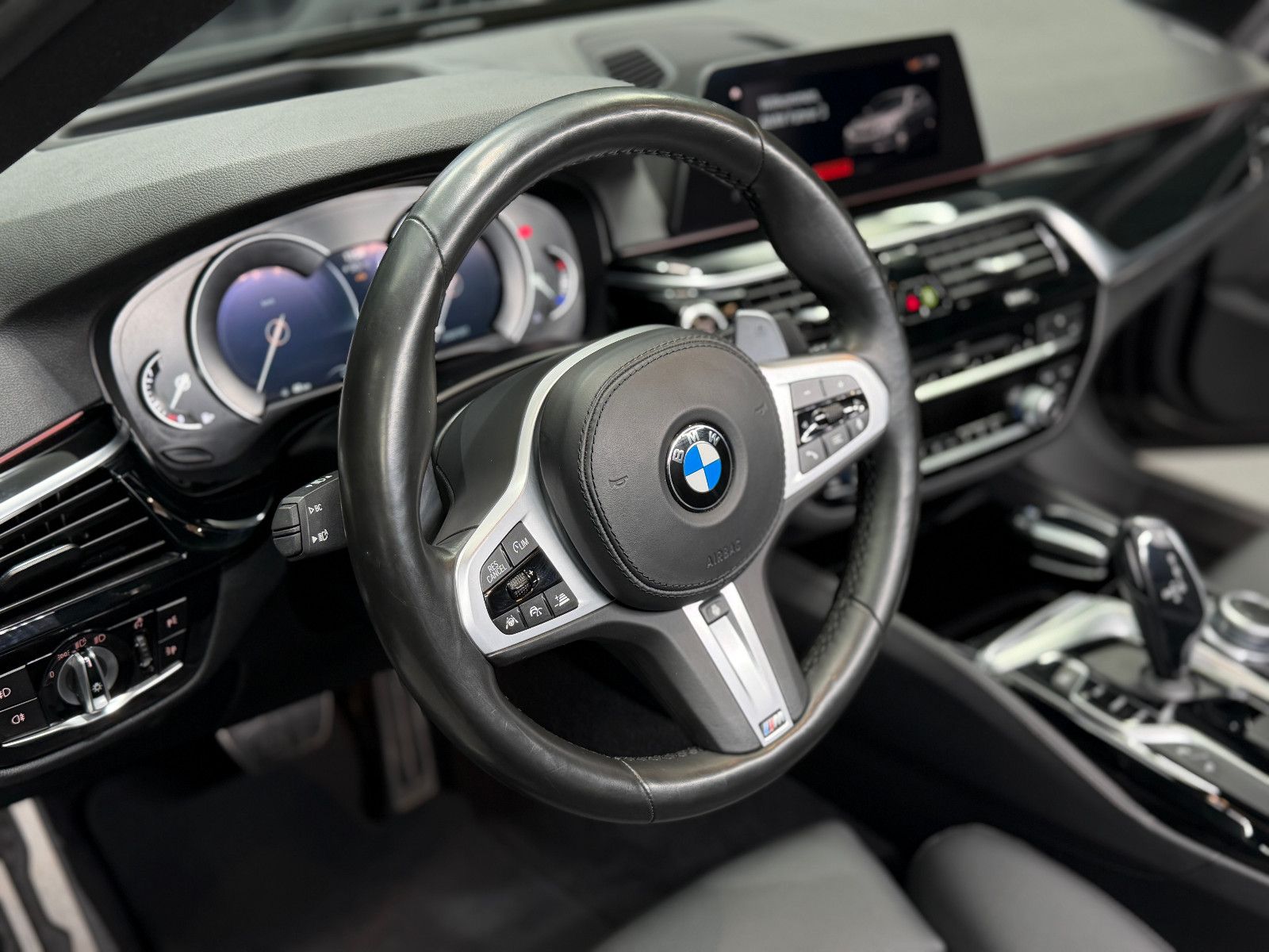 Fahrzeugabbildung BMW BMW 530i Lim xDrive M SPORT|HEAD-UP|360"|NAVI|