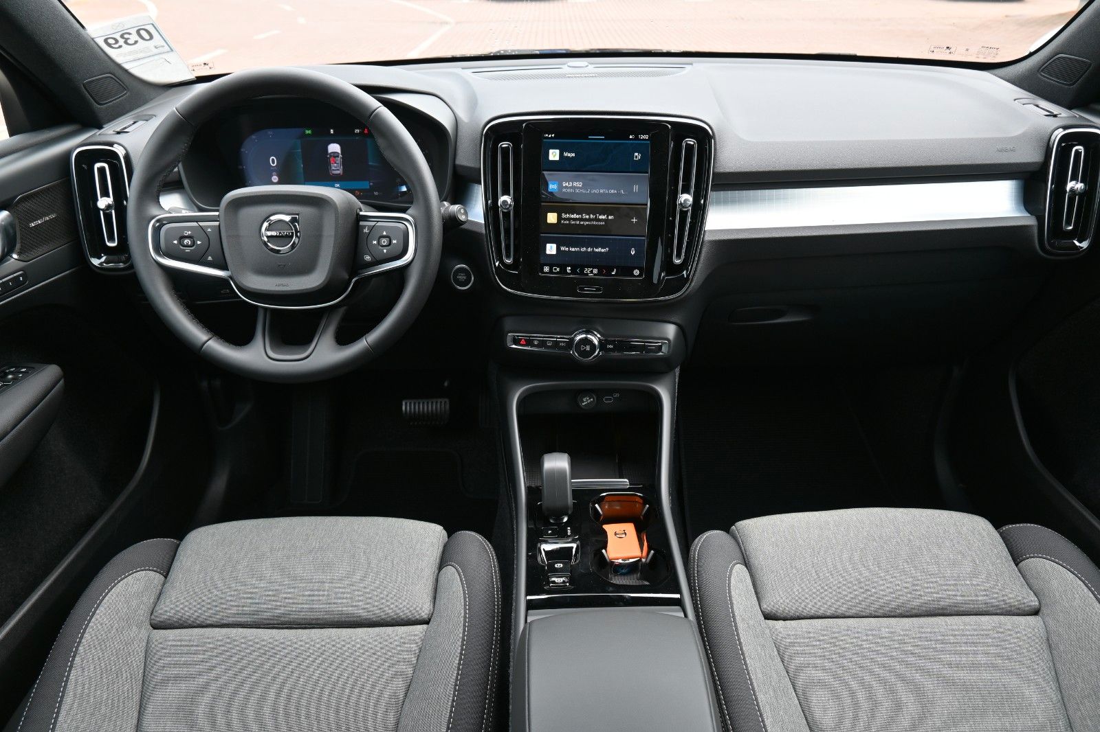 Fahrzeugabbildung Volvo XC40 B3 DKG Plus Dark*FSHZG*360°*AHK*AllSeason