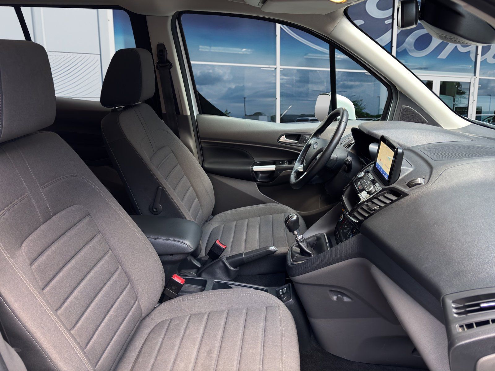 Fahrzeugabbildung Ford Grand Tourneo Titanium