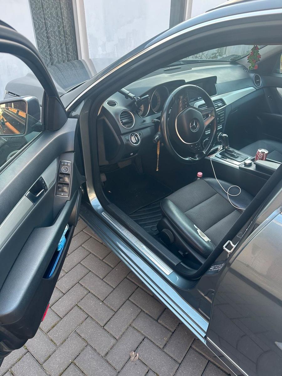 Mercedes-Benz C180 2011 — interior