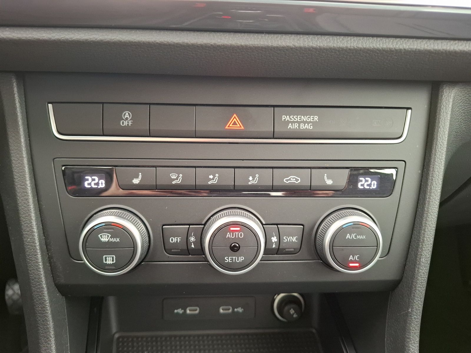 Fahrzeugabbildung SEAT Ateca TSI Style LED AHK Navi GRA PDC SH LM