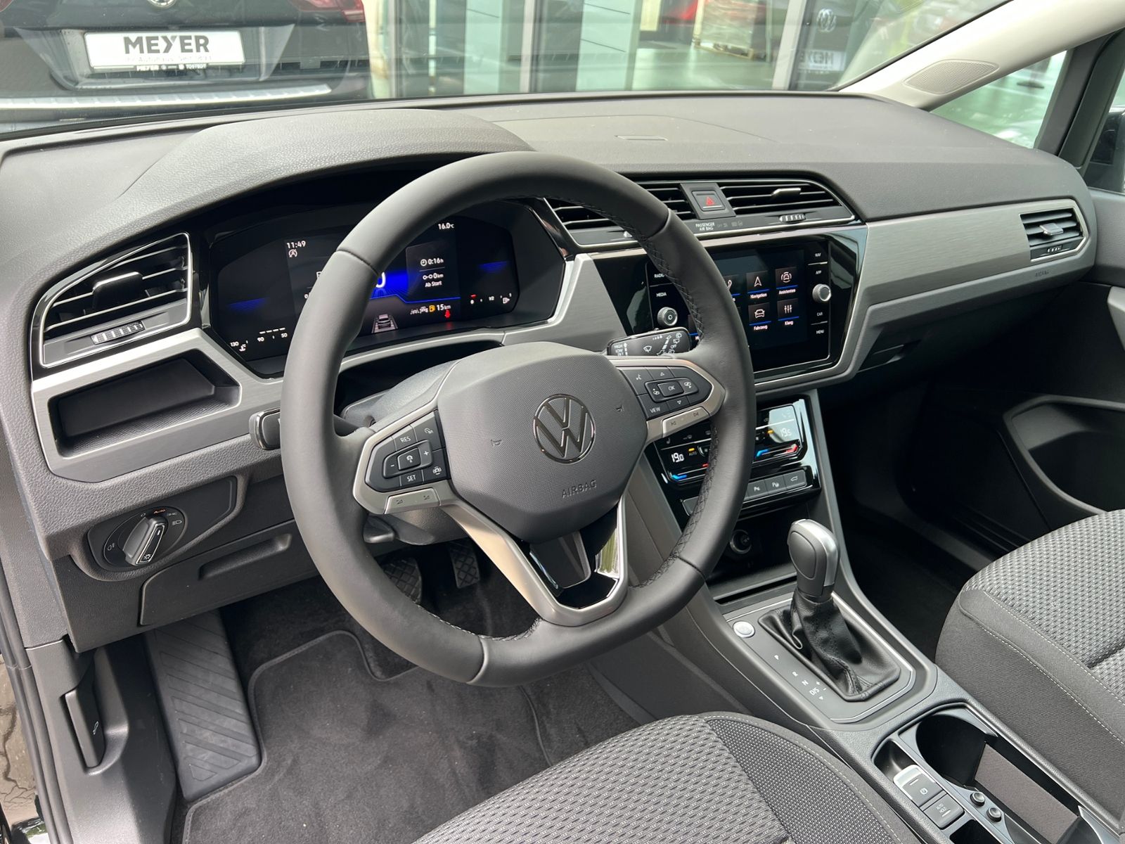 Fahrzeugabbildung Volkswagen Touran Comfortline 1.5 TSI DSG *LED, AHK, 7-Sitz