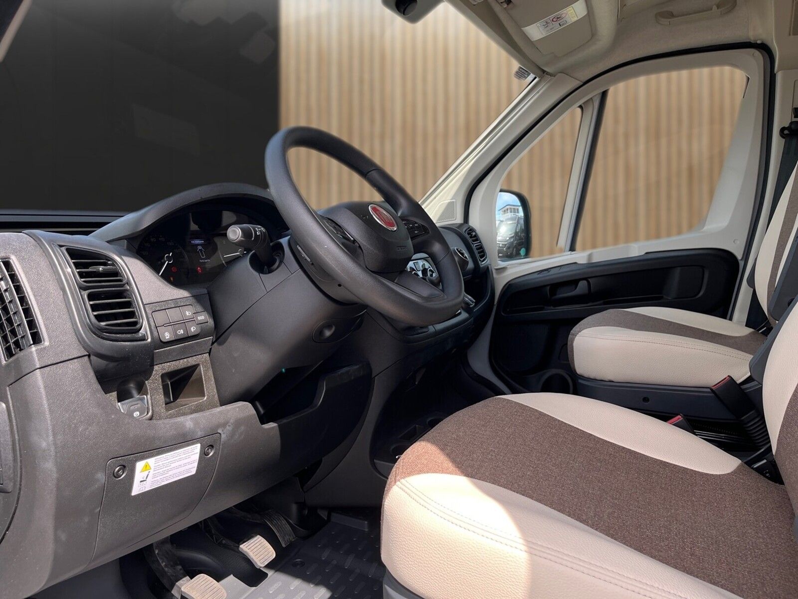 Fahrzeugabbildung Eura Mobil Van V 635 HB Radio DAB, Heizung 6KW, RFK,