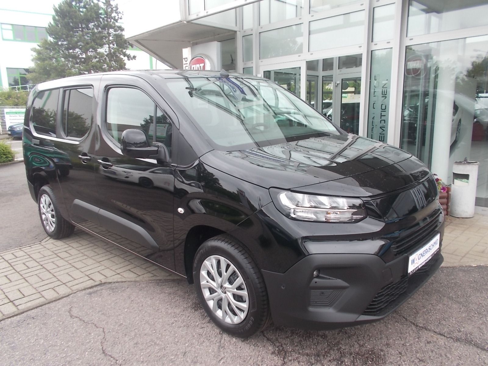 Fahrzeugabbildung Fiat Doblo Kombi 1.5 HDi 130 Automatik + 7 Sitzer