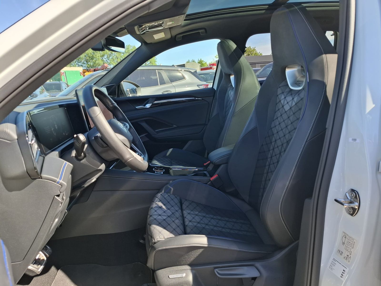 Fahrzeugabbildung Volkswagen Tiguan 2.0 TDI 4M R-Line BLACK*PAN*HK*AHK*MATRIX