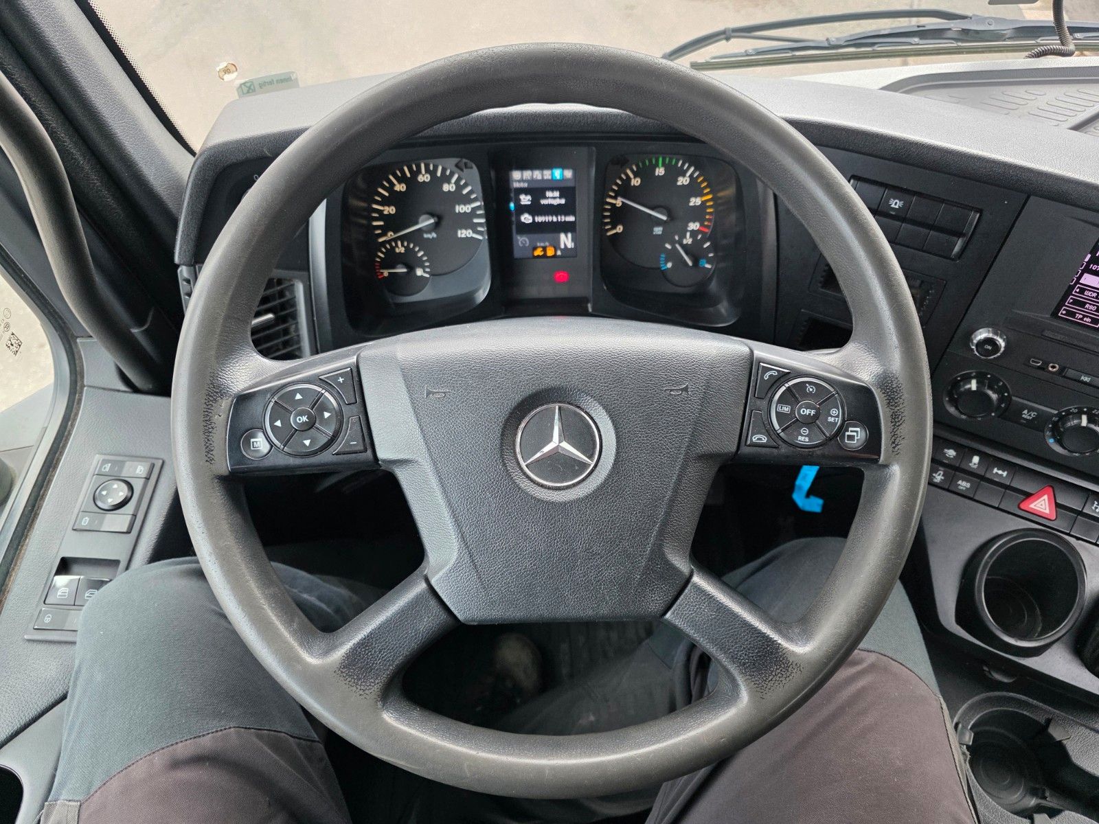 Fahrzeugabbildung Mercedes-Benz Arocs 1832 KK 4x2 Kran MKG HLK 116 A3 Funk
