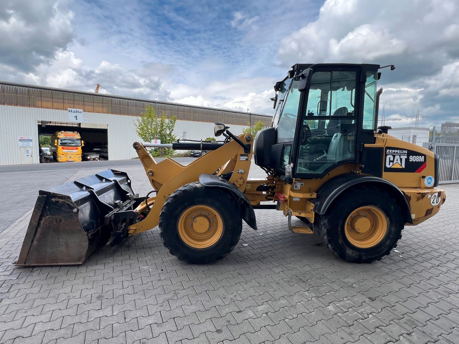 Fahrzeugabbildung CAT 908M / 3.000h / Gabel / Schaufel
