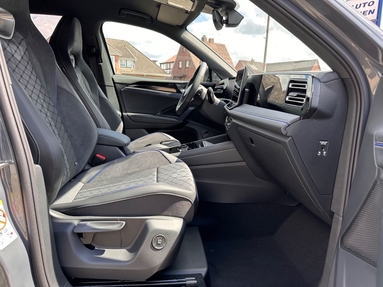 Fahrzeugabbildung Volkswagen Tiguan 1.5 eTSI R-Line DSG AHK/Navi/APP/LED/SHZG