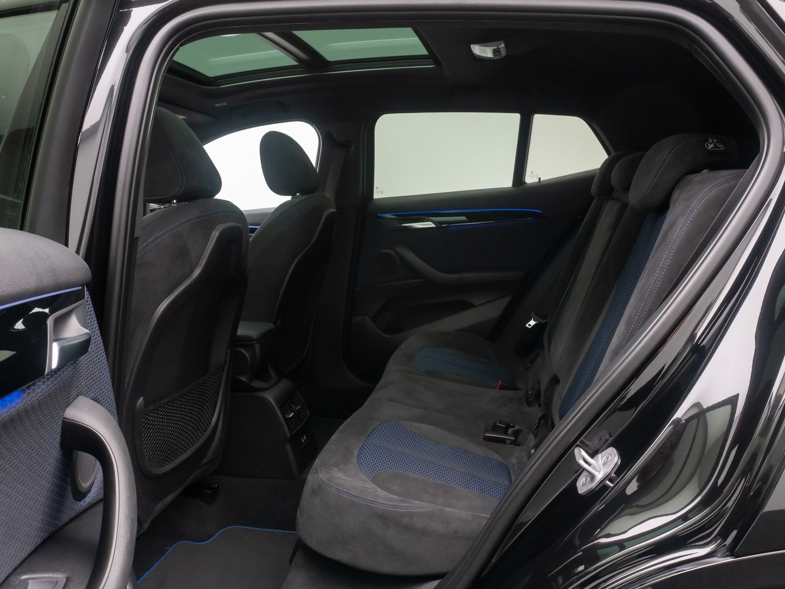 Fahrzeugabbildung BMW X2 sD20i M Sport Kamera HUD Panorama Alarm 20"