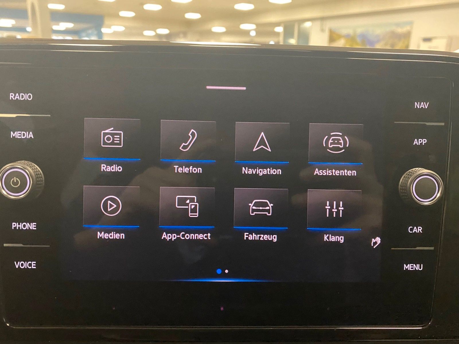 Fahrzeugabbildung Volkswagen T-Roc 1.5 TSI DSG R-Line+ACC+AHK+19"+KAMERA+LED+