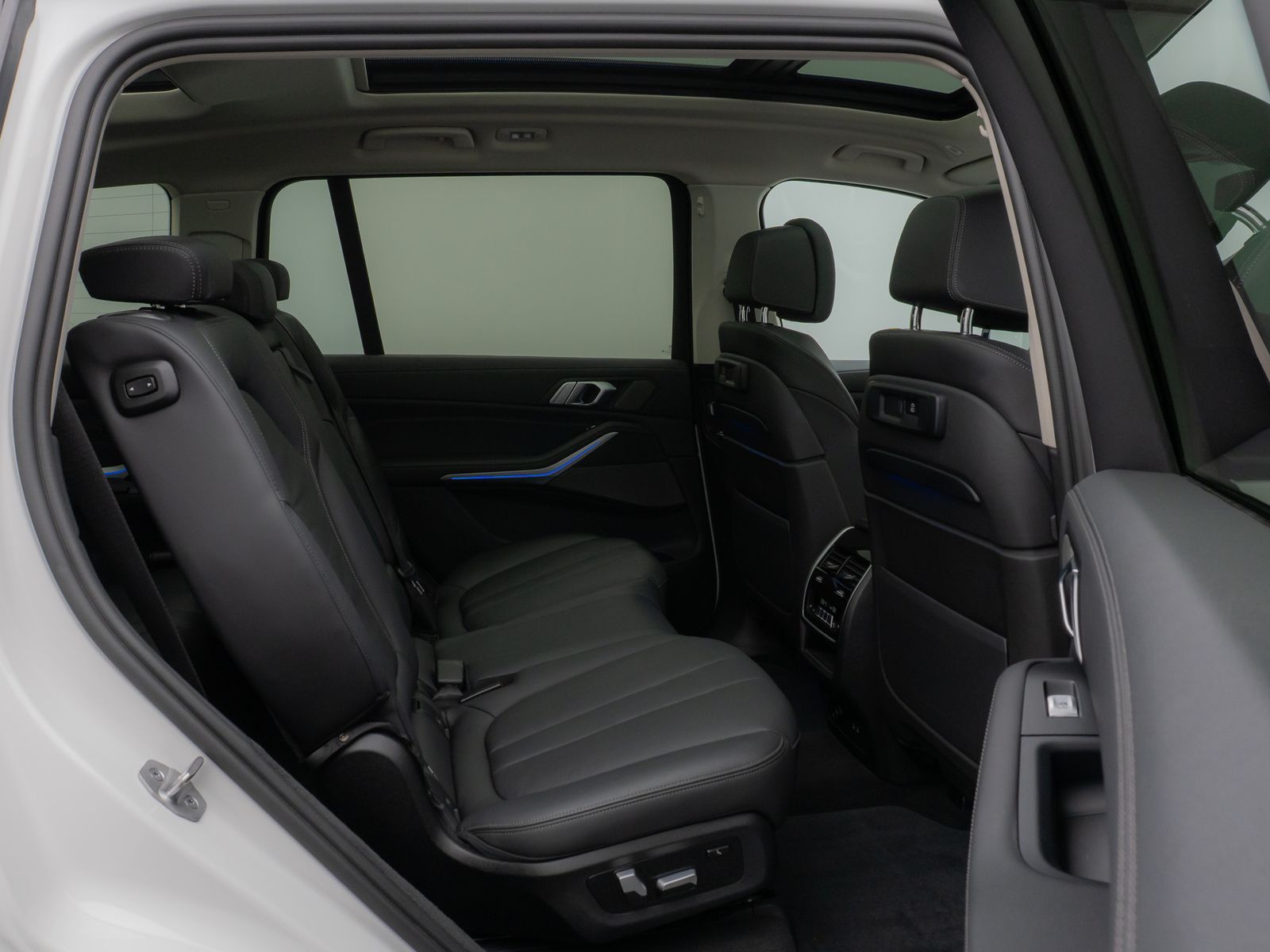 Fahrzeugabbildung BMW X7 xD40d  Panorama Kamera HUD DAB H/K SoftCl AHK