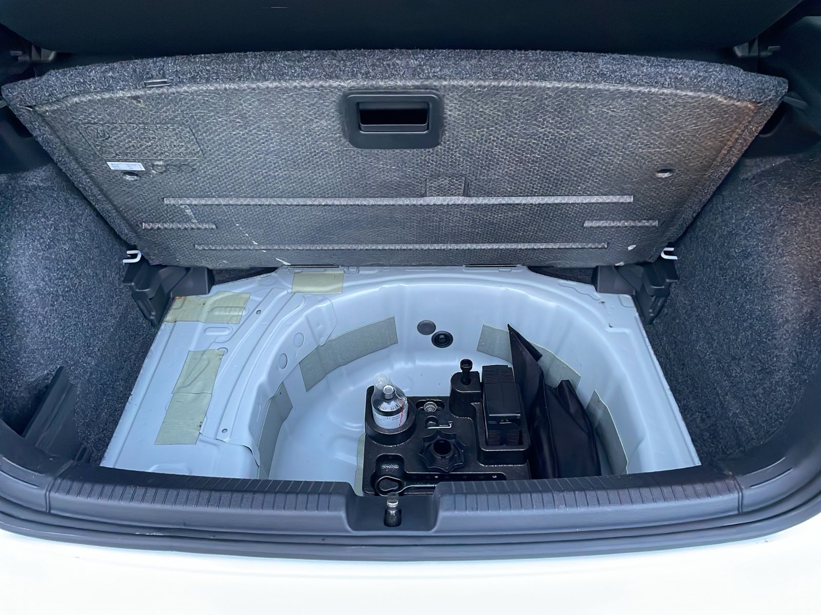 Fahrzeugabbildung Volkswagen Polo Highline TSI DSG LED ACC SHZ PDC Navi Klima