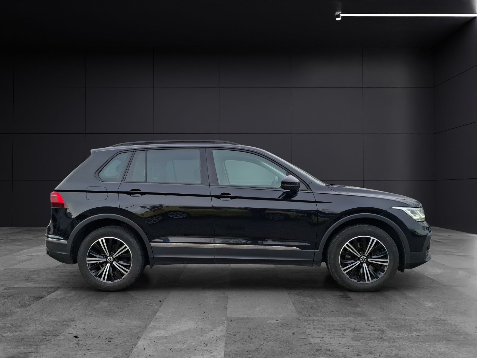 Fahrzeugabbildung Volkswagen Tiguan TDI Life DSG 4M Standhzg Matrix Navi ACC