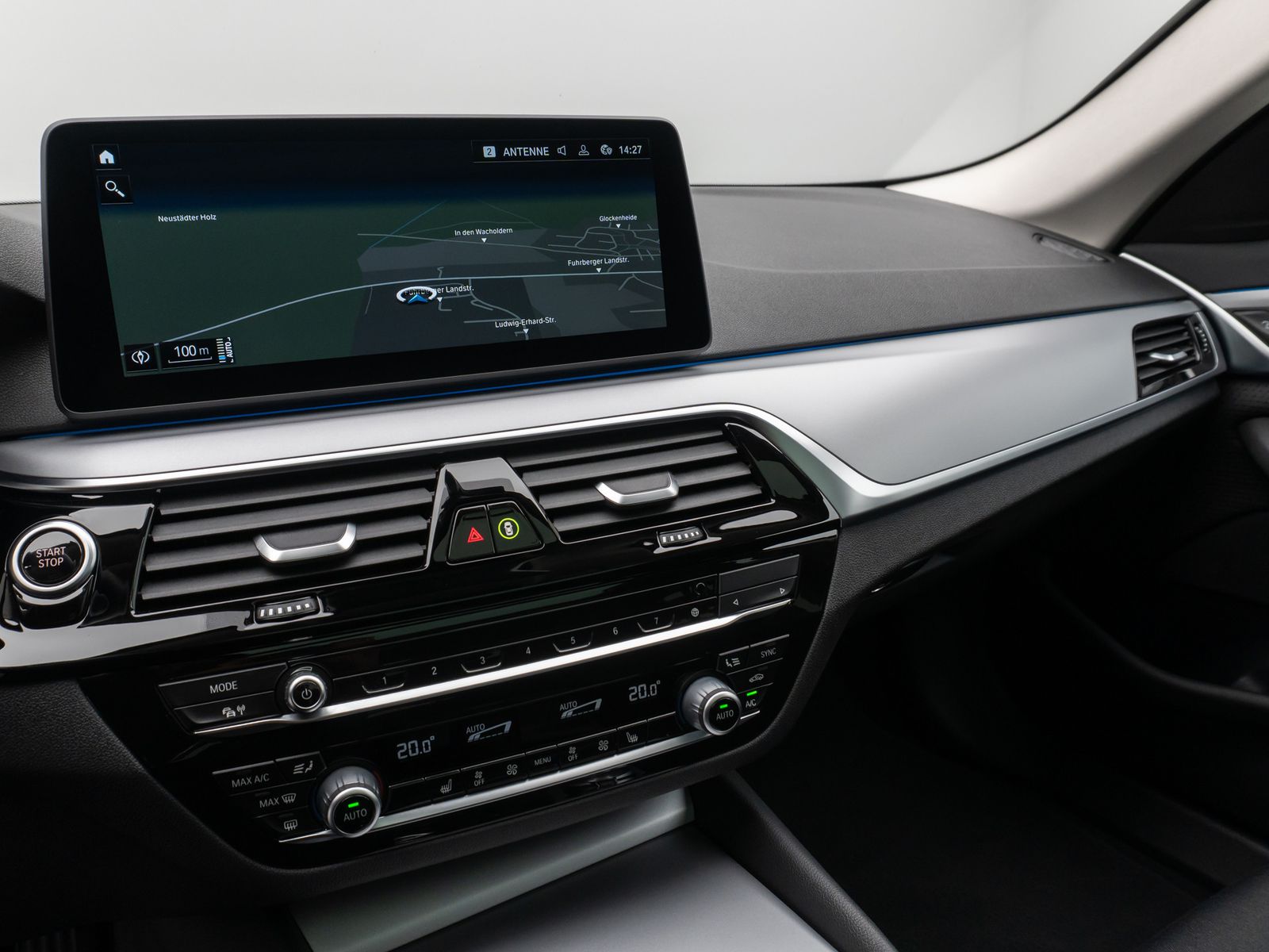 Fahrzeugabbildung BMW 530e xD Panorama Kamera CockPiPro DAB Alarm LED