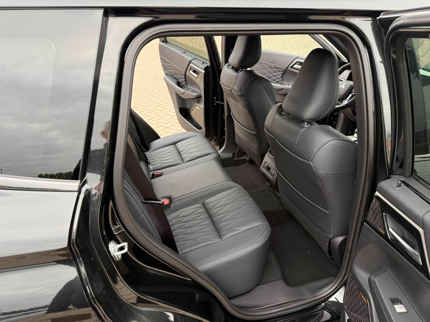 Fahrzeugabbildung Mitsubishi Outlander Plug-in Hybrid Black  2.4
