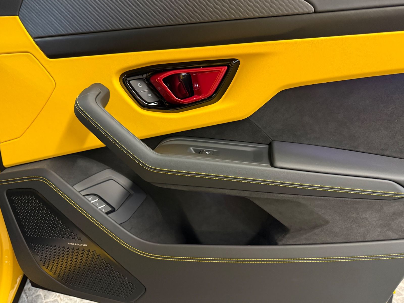 LAMBORGHINI Urus - 18