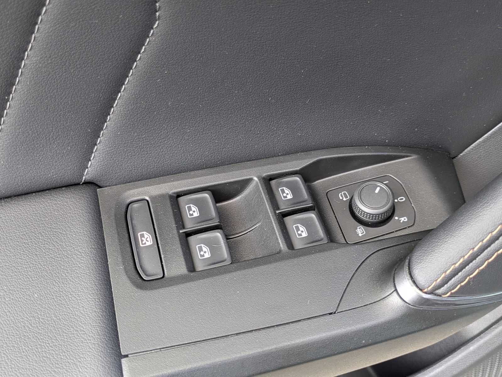 Fahrzeugabbildung CUPRA Leon 1.5 eTSI DSG MATRIX-LED*ACC*APP*KAMERA*18"