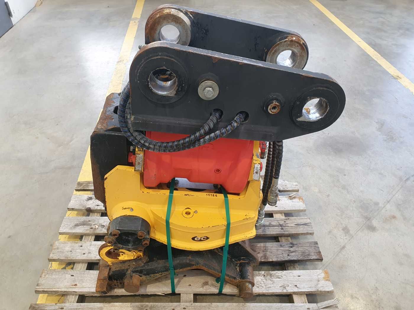 Fahrzeugabbildung Andere Rädlinger Schwenkrotator CAT M318 / CW 40 / 2016