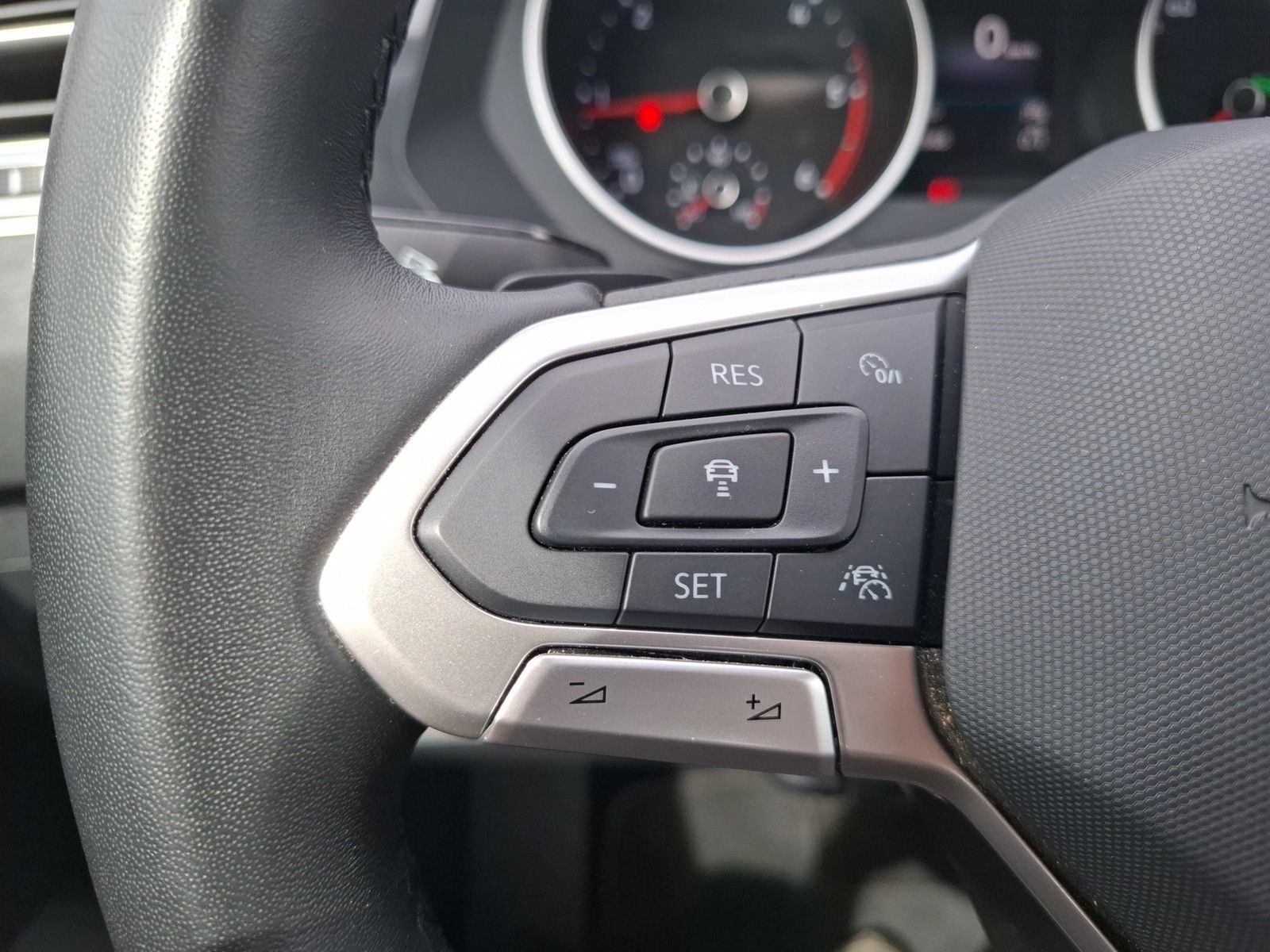 Fahrzeugabbildung Volkswagen Tiguan TDI Life DSG 4M LED AHK Navi ACC Park-Ass