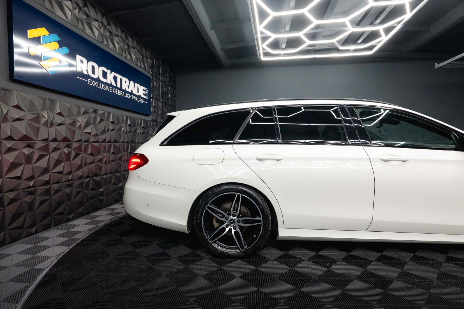 Fahrzeugabbildung Mercedes-Benz E 220d AMG Night-Paket | ACC | LED | Widescreen