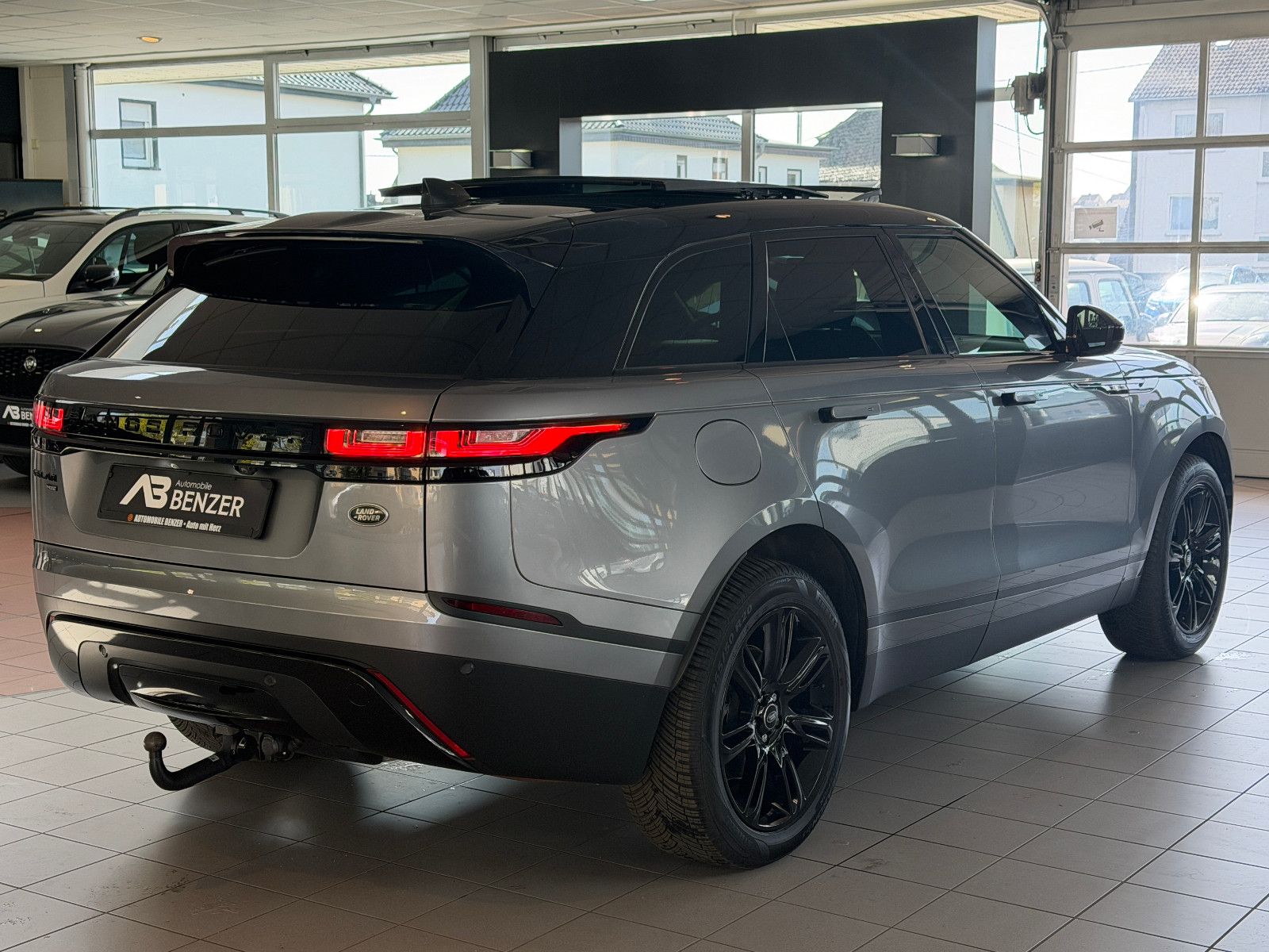 Fahrzeugabbildung Land Rover Range Rover Velar Hybrid S P400e /PANO/MERIDIAN/