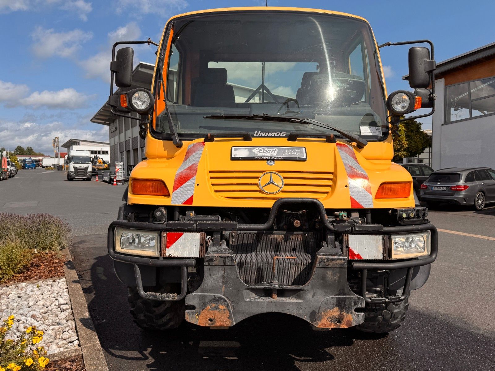 Fahrzeugabbildung Mercedes-Benz Unimog U300 4x4 Vario-Pilot