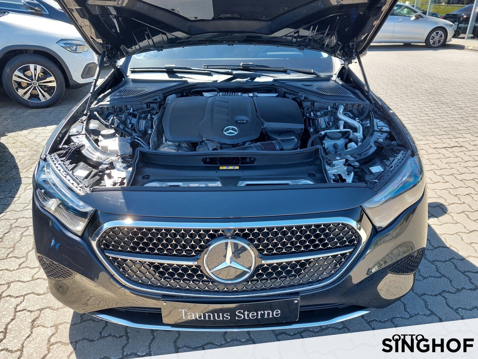 Fahrzeugabbildung Mercedes-Benz E 220 d T Avantgarde +Pano+Digital+Distronic+360