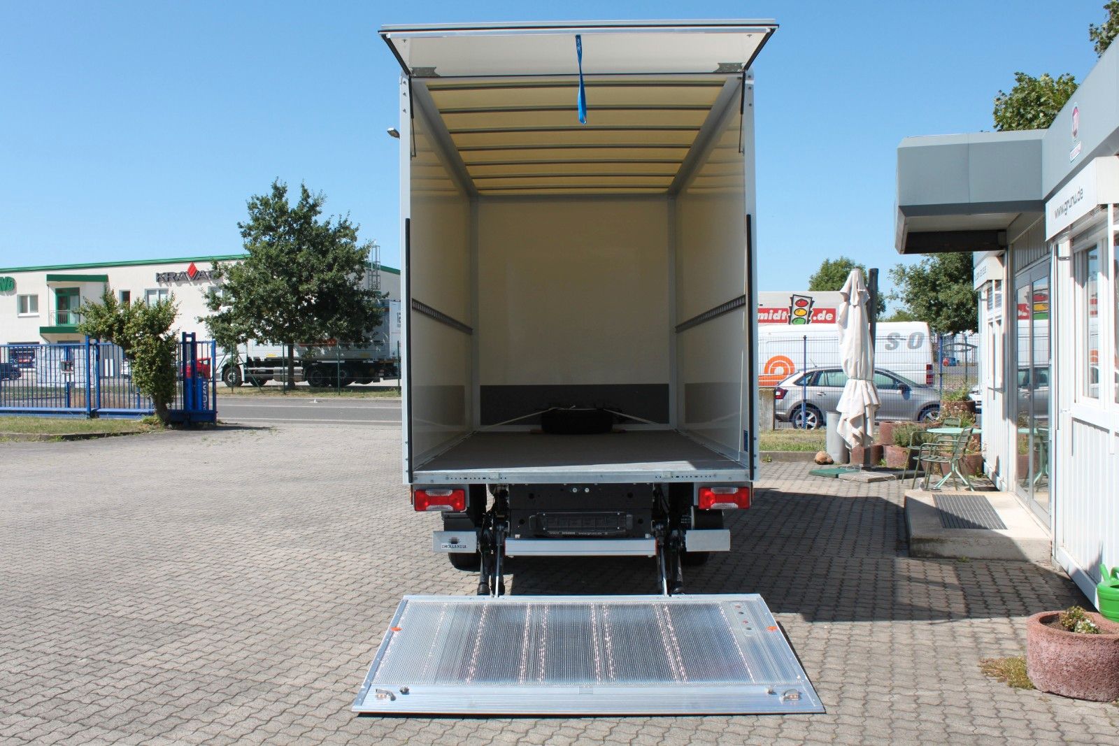 Fahrzeugabbildung Iveco Daily 35S16 Koffer 2375 hoch /LBW 750Kg