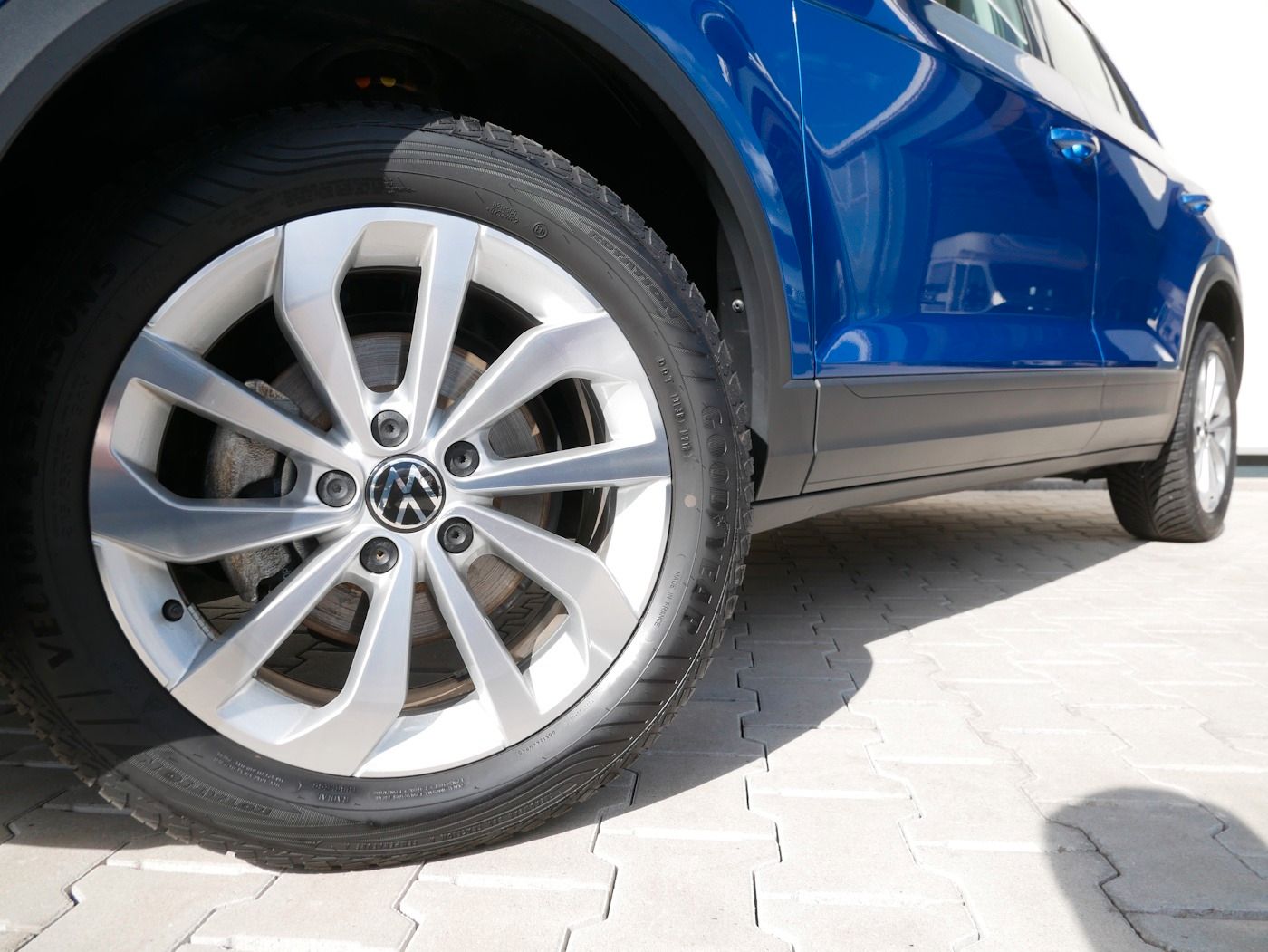 Fahrzeugabbildung Volkswagen T-Roc 1.5 Life NEU40T Standheiz SHZ LED Klimaaut