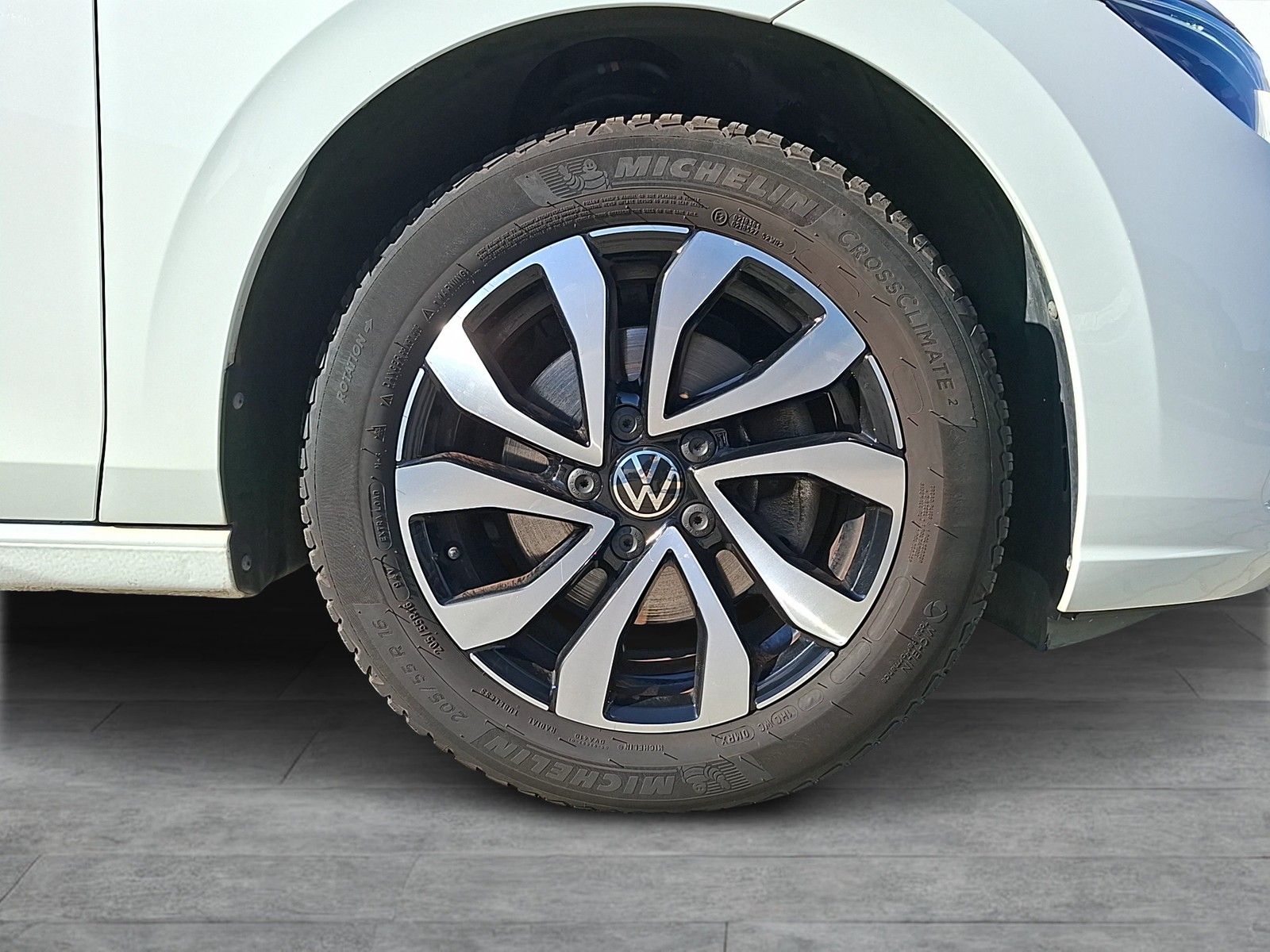 Fahrzeugabbildung Volkswagen Golf VIII TSI Active LED Navi AID SHZ PDC