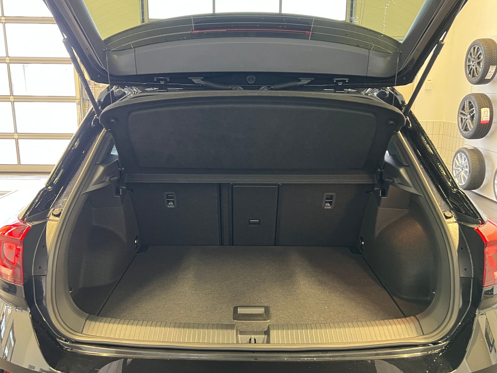 Fahrzeugabbildung Volkswagen T-Roc R-Line 1.5 TSI DSG *Black Style,AHK,Navi*