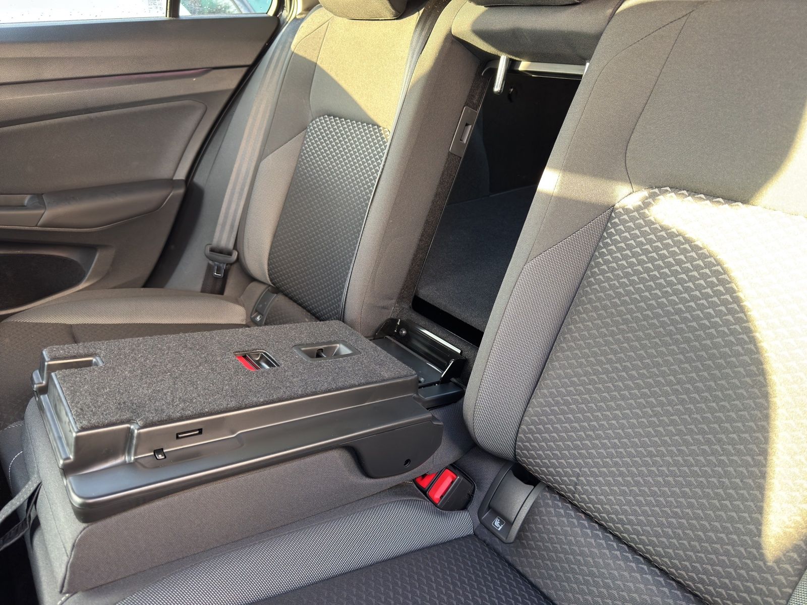 Fahrzeugabbildung Volkswagen Golf VIII Variant eTSI Active DSG LED ACC SH Nav