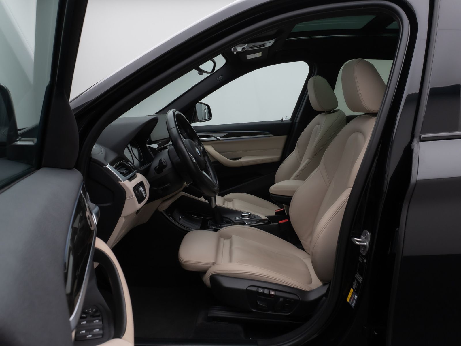 Fahrzeugabbildung BMW X1 xD25e MSport Panorama Kamera HUD DAB HiFi AHK