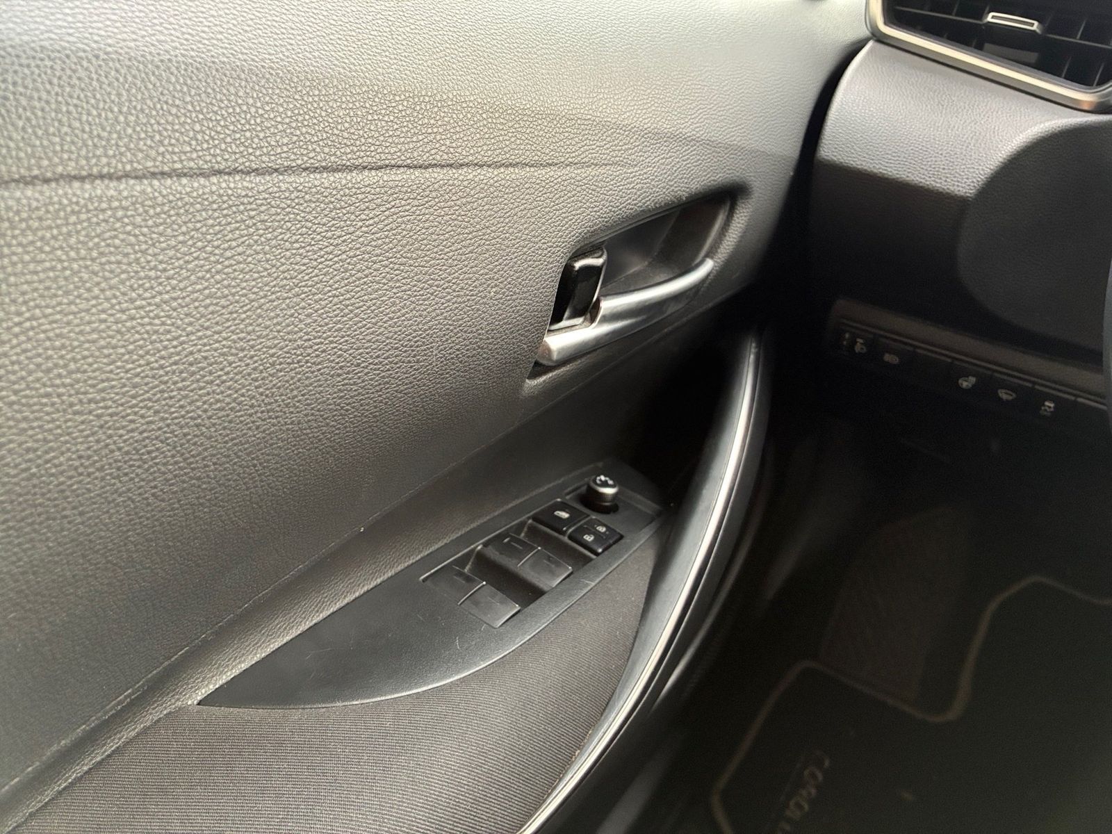 Fahrzeugabbildung Toyota Corolla 1.8 Comfort KAMERA NAVI LED ACC LM