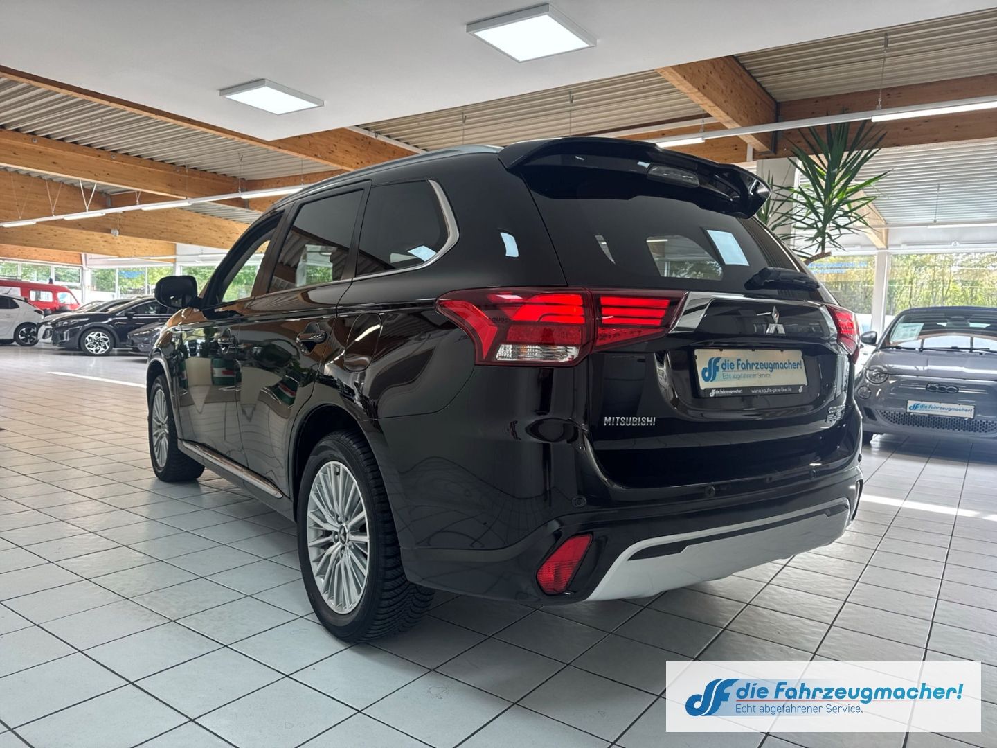 Fahrzeugabbildung Mitsubishi Outlander PHEV Plus 4WD StandHZG LED ACC El. Hec