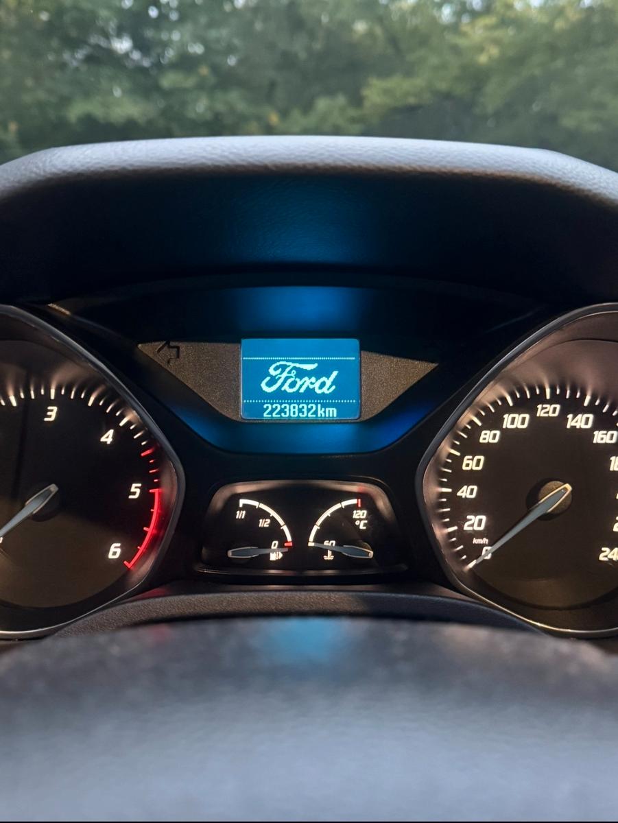 Ford Focus 2011 — фото 12