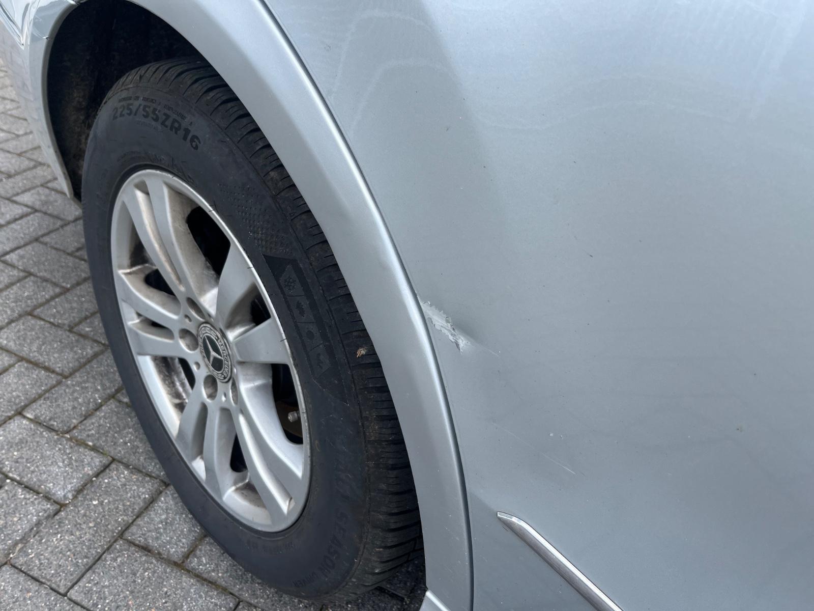 Mercedes-Benz E300 2011 — photo 12