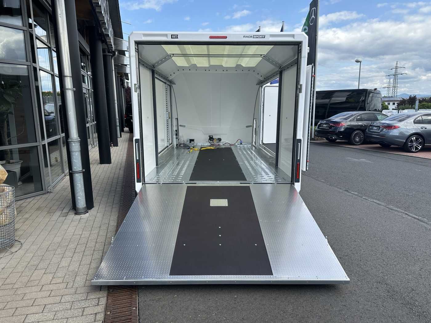 Fahrzeugabbildung Brian James Brian James Race Sport Länge: 5,03 m / 3.000 kg