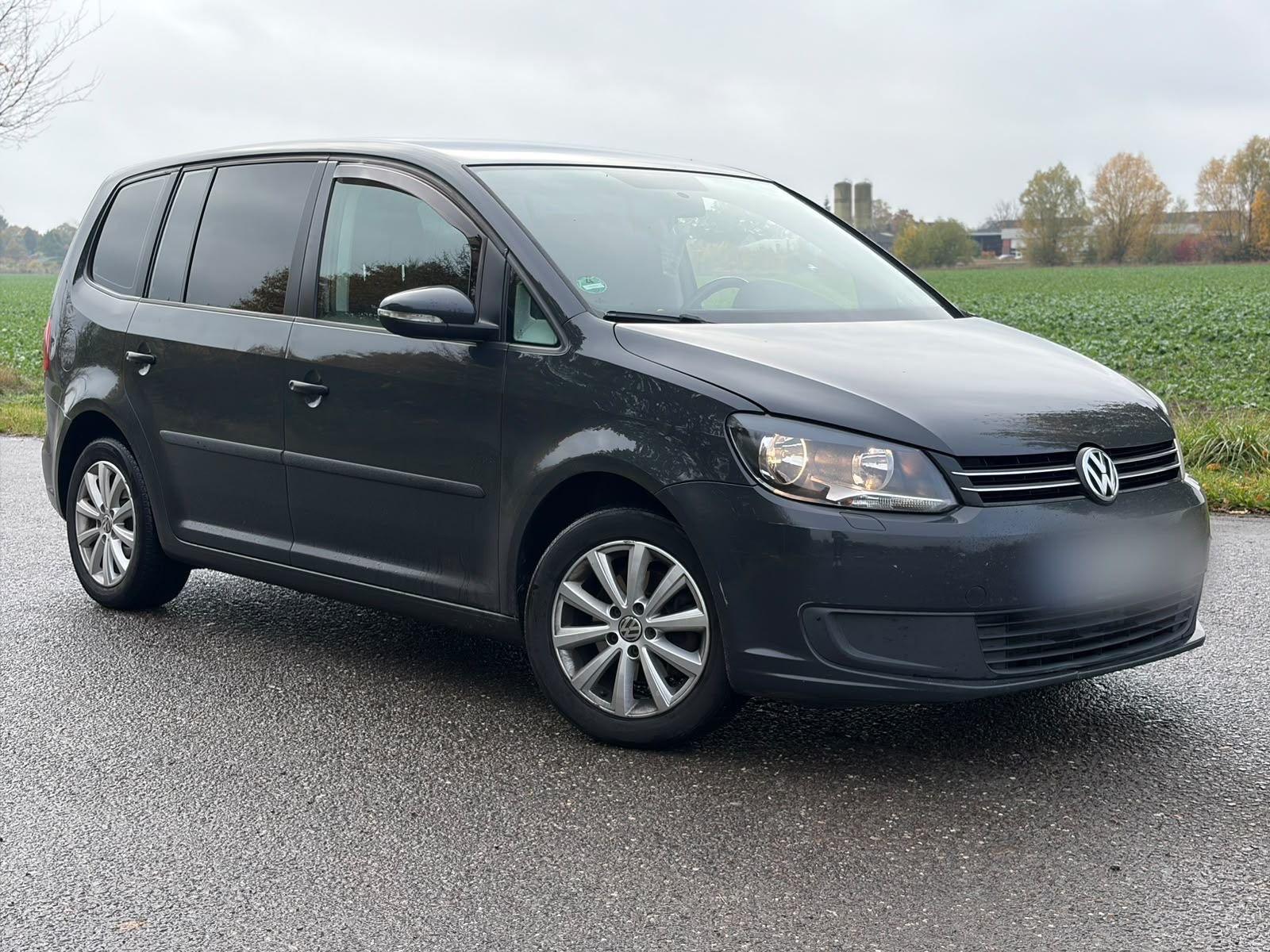 Volkswagen Touran 2015 — interior