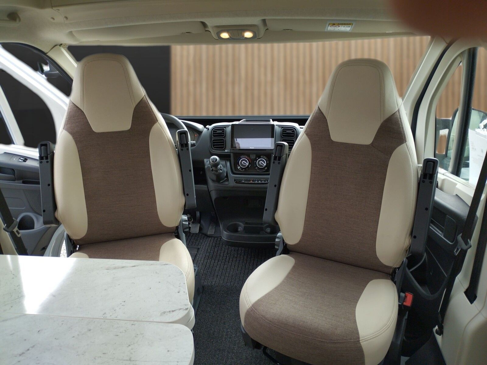 Fahrzeugabbildung Eura Mobil Van V 635 HB Comti D 6E, Mondial Paket