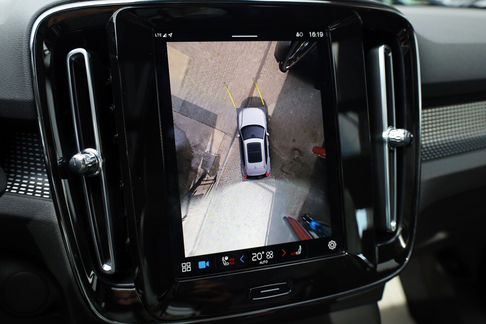 Fahrzeugabbildung Volvo XC40 Pro 78KWH AWD Leder,Navi,PanDach,Autopilot
