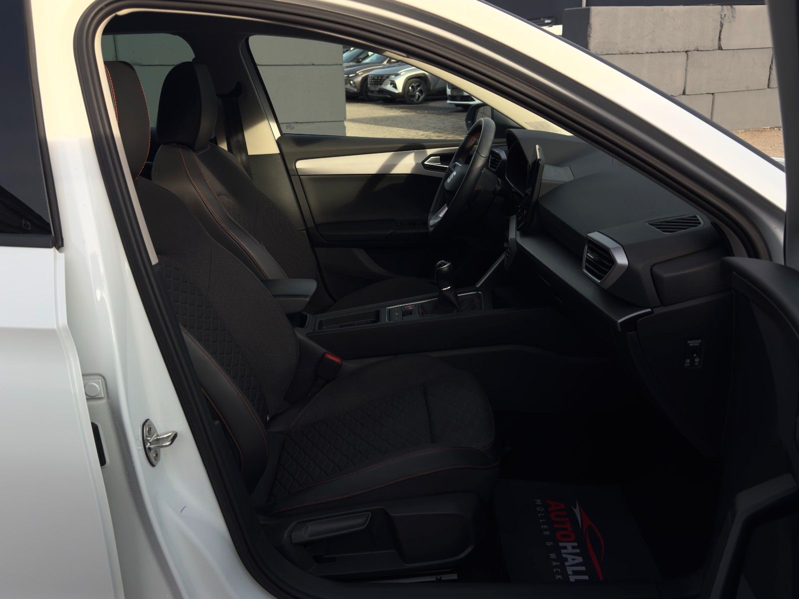 Fahrzeugabbildung SEAT Leon 1.5 TSI FR ACC LED VC SHZ LHZ Kam Ambiente